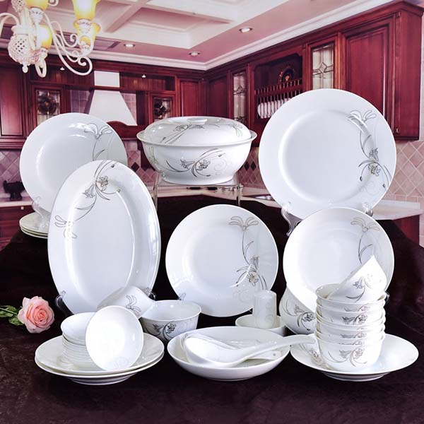 Fascinating 46-piece Porcelain Dinnerware