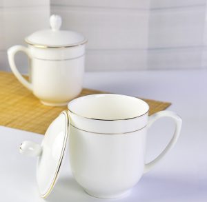 Customizable Logo Porcelain Tea Cup Golden Rimmed Bone China Meeting Office Covered Cup